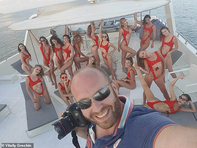 Reveló que ahora se enfrentaba a cientos de miles de libras en facturas en Dubái por conseguir la liberación de las diez mujeres que fueron detenidas tras posar desnudas en la sesión de fotos.