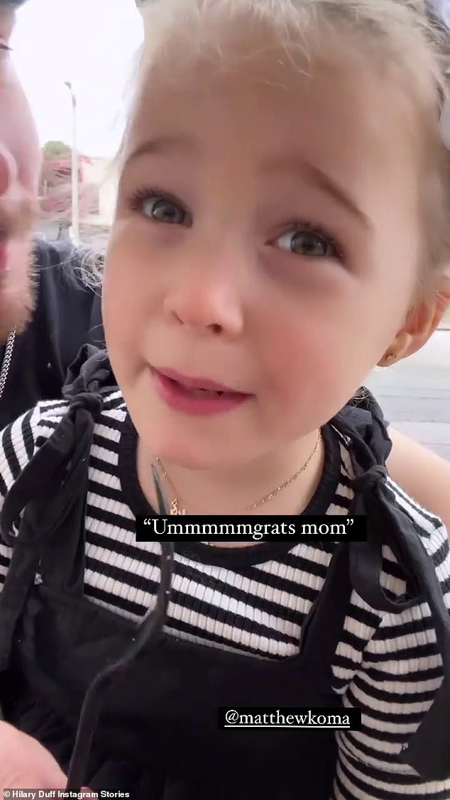 Cutie: Banks fue vista en el siguiente clip mientras se sentaba afuera con su padre Matthew Koma casi fuera de cámara a su lado.