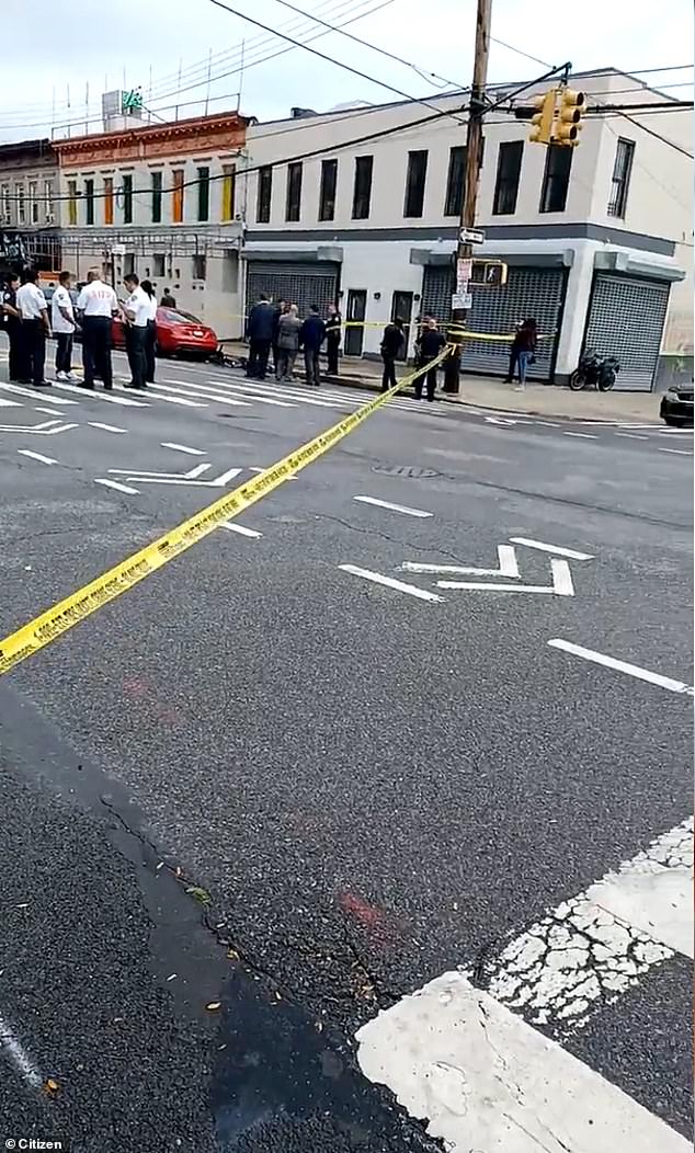 El joven de 16 años recibió un disparo en la esquina de las avenidas Pitkin y Miller alrededor de la 1:30 p.m.  La policía llegó al lugar del este de Nueva York para investigar el crimen mortal.