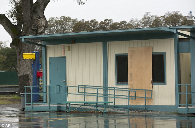 La Escuela Primaria Rancho Tehama fue cerrada el miércoles.  Cuando Neal llegó allí, la secretaria había hecho pasar a todos los niños al interior y escuchó los disparos. 