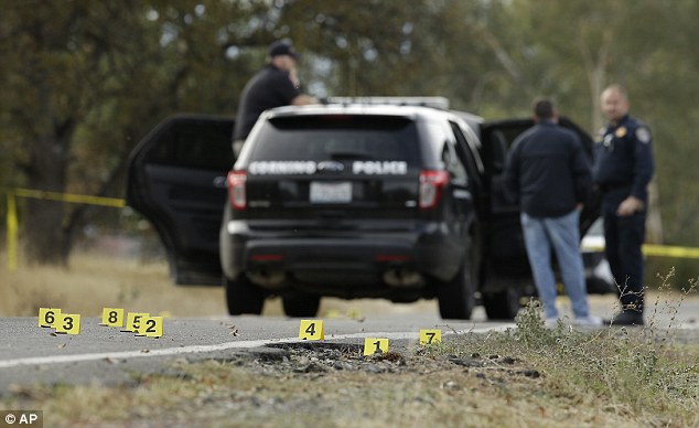 Casquillos de bala en el camino dejado por el rifle semiautomático y las pistolas de Neal 