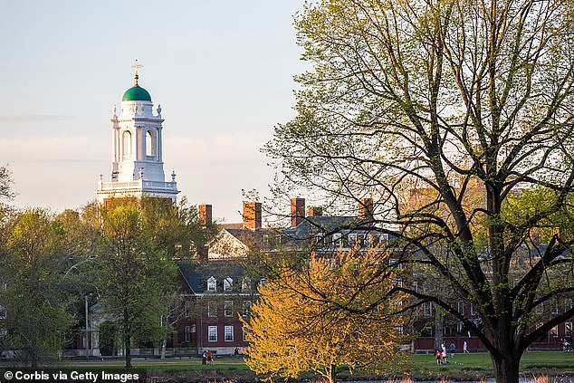 Entre 2011 y 2018, el Shaw Family Endowment Fund otorgó $1 millón cada año a Harvard, Yale, Princeton y Stanford.  El campus de Harvard Business School se ve en la imagen de arriba