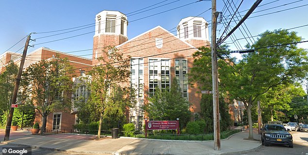 Los tres hijos de la pareja recibieron su educación primaria en la prestigiosa escuela preparatoria Horace Mann de $51,000 al año en el Bronx.
