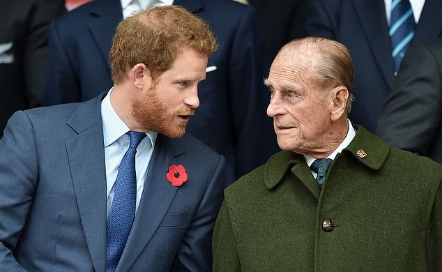 El príncipe Harry y el príncipe Felipe en la Copa Mundial de Rugby en Twickenham el 31 de octubre de 2015
