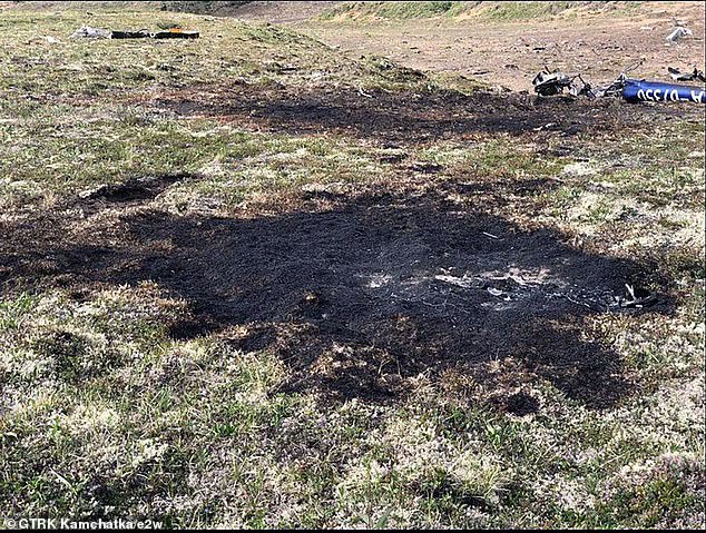 Los restos fueron descubiertos el 17 de julio, un día después del accidente, y a unas ocho millas del volcán Uzon.  Las imágenes mostraban metal destrozado y tierra quemada donde se estrelló el helicóptero (en la foto)