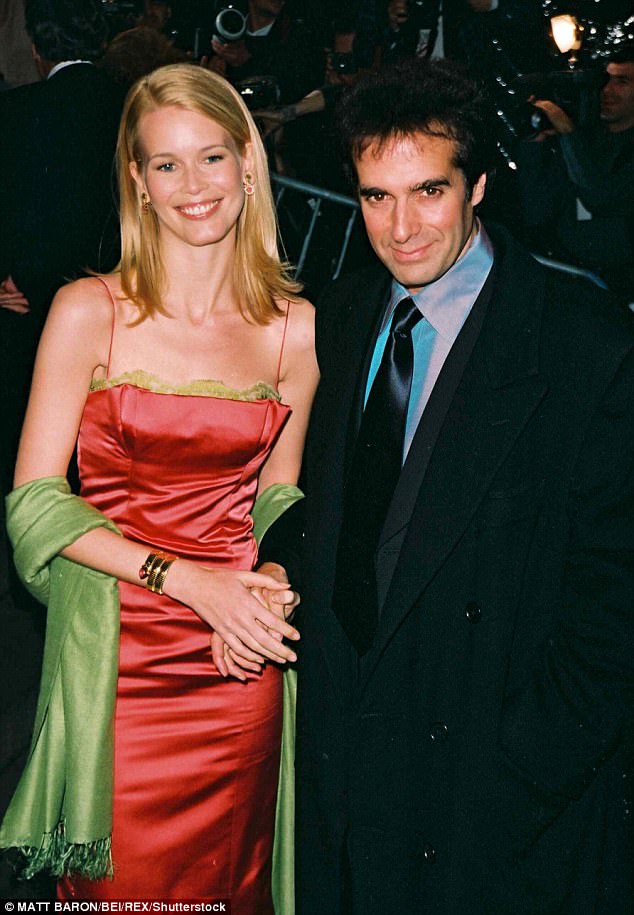 Viejo amor: la pareja se comprometió en enero de 1994, y David le presentó a Claudia muchos de sus actos como asistente invitada, donde ella apareció en muchas de sus ilusiones, como ser cortada por la mitad (en la foto de la Met Gala, Nueva York, 1998)
