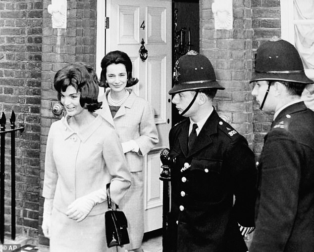   Jacqueline Kennedy es seguida por su hermana Lee Radziwill en Londres en junio de 1961: compitieron por hombres y dinero durante toda su vida.