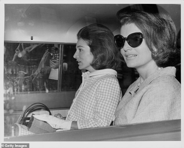 Hermanas sentadas en la parte trasera de un automóvil en Londres en mayo de 1965: la princesa Lee Radziwill (izquierda) pudo haber recibido una fortuna de Jackie Kennedy (derecha), según una nueva biografía, y sufrió dificultades financieras más adelante en la vida.