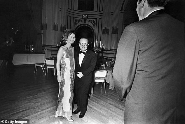 Lee Radziwill y el escritor estadounidense Truman Capote posan en el Grand Ballroom del Plaza Hotel durante el Capote's Black and White Ball