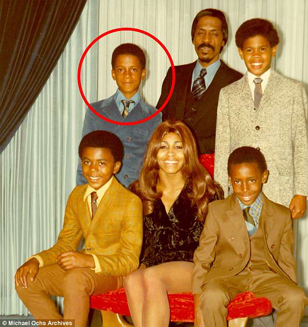 Ike Senior y Tina Turner posan para un retrato con sus hijos en 1972. En el sentido de las agujas del reloj desde abajo a la izquierda: Michael Turner, Ike Turner Jr (en un círculo), Ike Turner, Craig Hill y Ronnie Turner
