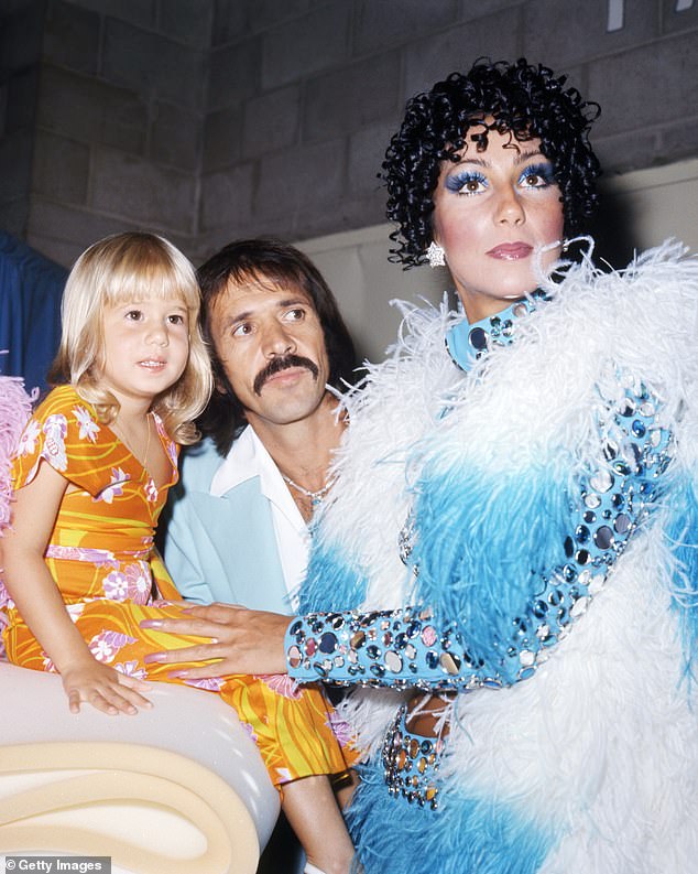 Chaz es el único hijo de Cher y el difunto Sonny Bono;  Chaz, Sonny y Cher vistos en 1973
