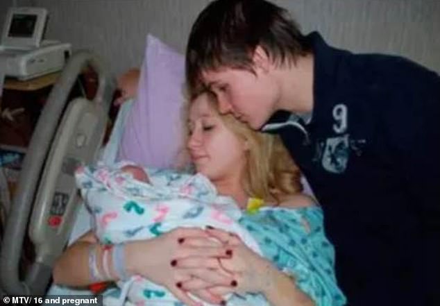 Nikkole, de 28 años, apareció en la exitosa serie de telerrealidad de MTV en 2009, quedó embarazada de su hijo Lyle de solo 15 años, antes de separarse de su novio Josh Drummond poco después del nacimiento.