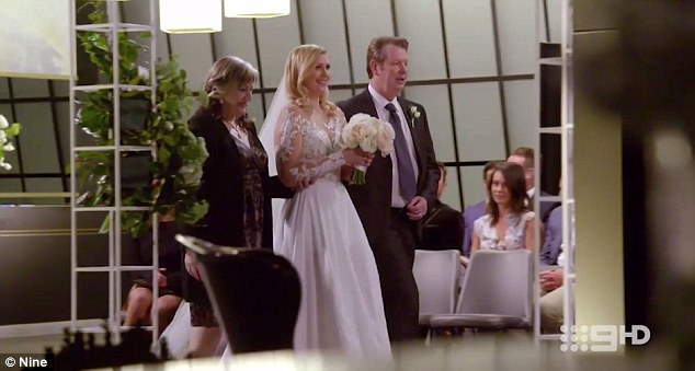 Finalmente tuvo la boda de sus sueños... pero ¿dónde está el novio?  Alycia fue acompañada por el pasillo por sus padres.