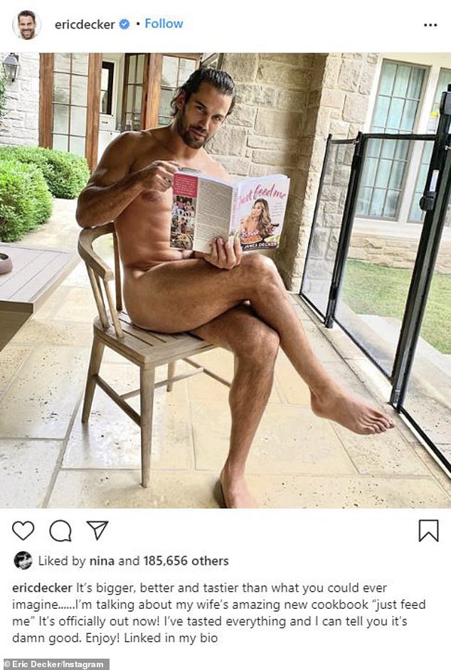 ¡No es su primer desnudo!  En septiembre del 2020 compartió una foto de sí mismo leyendo una copia del nuevo libro de cocina de su esposa, Just Feed Me, desnudo.
