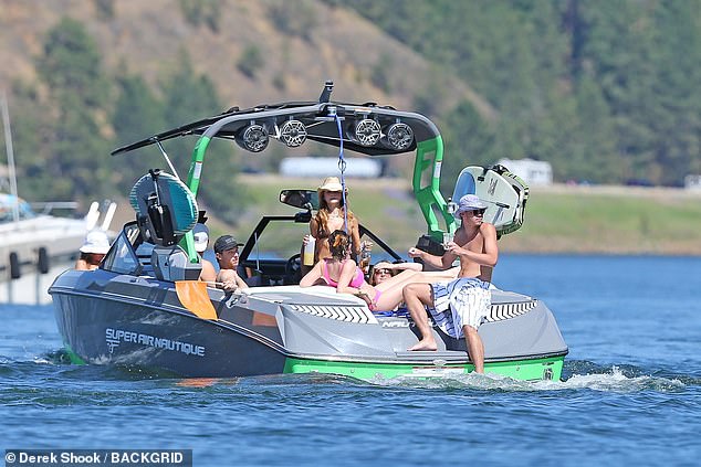 Espíritu navideño: Olivia y Jade pasaron el fin de semana navideño en el agua con los hermanos Patrick y Christopher de Schwarzenegger