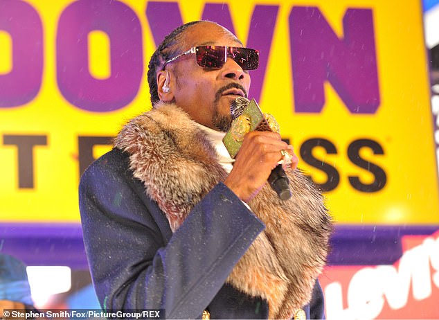 Snoop (en la foto actuando en la víspera de Año Nuevo) también atacó a los artistas musicales que trabajan con Trump, incluido Kanye West.