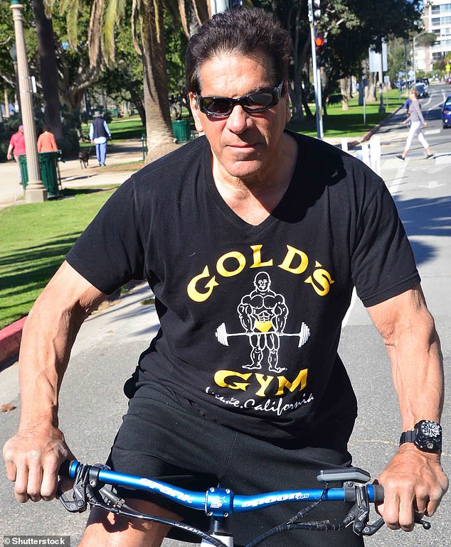Lou Ferrigno se ve en forma mientras pedalea por las calles de Santa Mónica, California, camino a hacer ejercicio en Gold's Gym