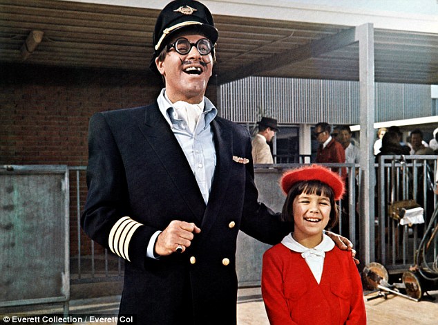 Lewis y Butterworth sonríen en una escena que compartieron en The Family Jewels de 1965;  El papel de Butterworth en esa película le valió una nominación al Globo de Oro a la Revelación Femenina Más Prometedora.