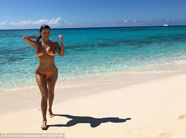 Kourtney se encuentra actualmente en una escapada tropical con su hermana Kim Kardashian.
