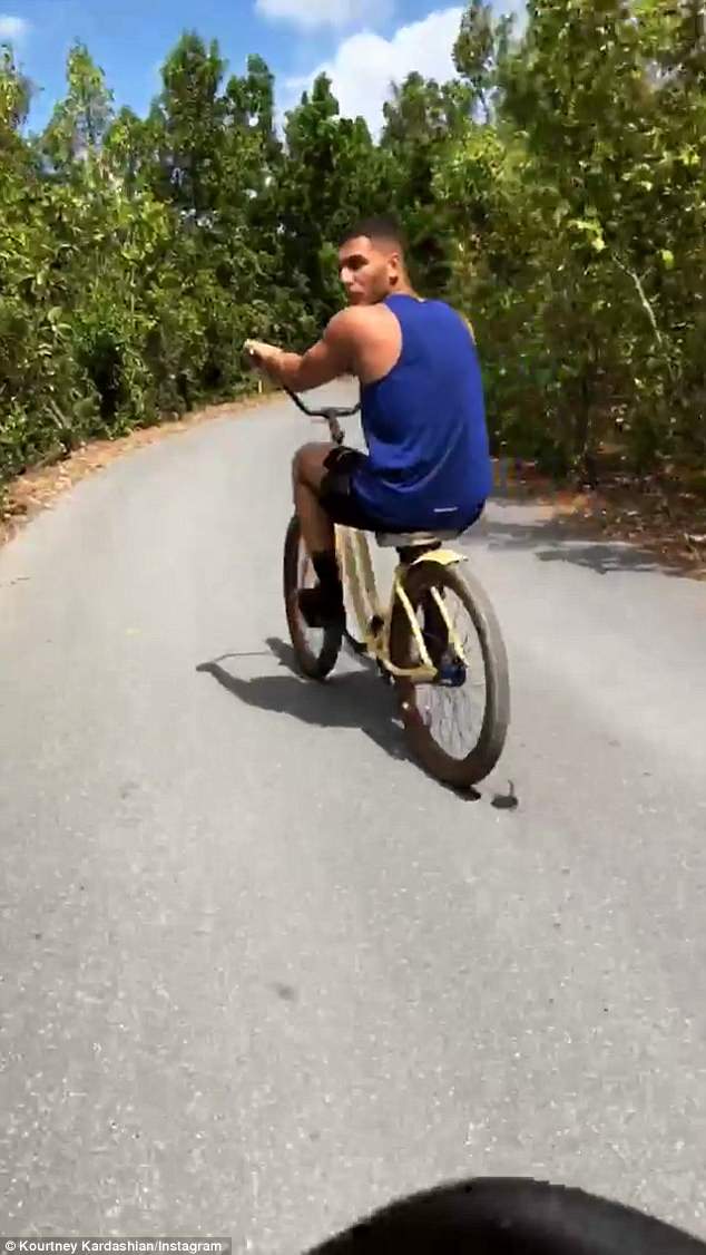 Views: Disfrutaron juntos de un paseo en bicicleta por la isla el sábado