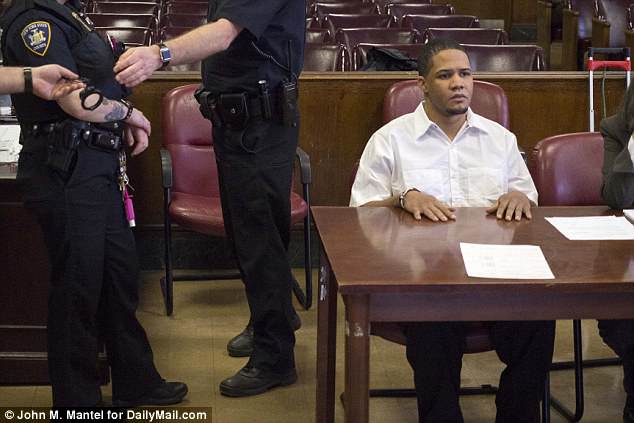 Lamar Davenport, quien supuestamente mató a la sobrina de Morgan Freeman en un ataque de ira, aparece en la corte en el juicio por su asesinato.