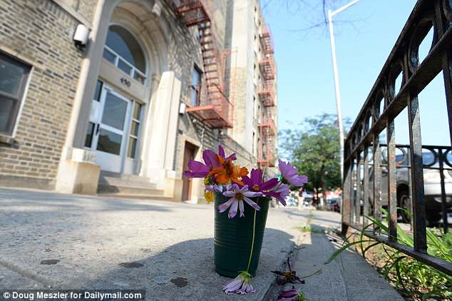 Cuando la encontraron muerta en la calle en Washington Heights, el cuchillo todavía estaba en su pecho.  Un homenaje se muestra arriba 