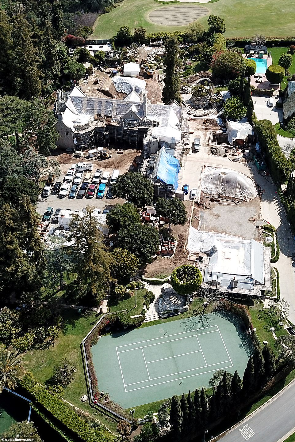 El multimillonario Daren Metropoulos compró la propiedad en 2016 por 100 millones de dólares.  Hefner pudo vivir en la casa hasta que murió.