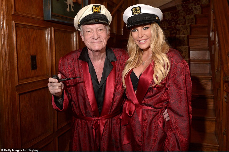 La mansión de 29 habitaciones de Holmby Hills perteneció al magnate de Playboy Hugh Hefner durante 43 años antes de morir a los 91 años en 2017. Foto: Hugh Hefner y la modelo Crystal Hefner en 2014