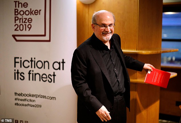 El autor Salman Rushdie sonríe mientras asiste a una sesión de fotos con su libro. 