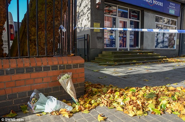 Se han dejado flores en la escena del apuñalamiento cerca del ayuntamiento de Walsall. 