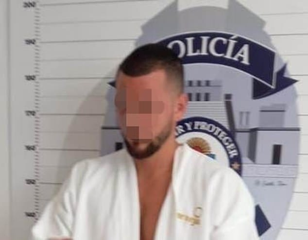 El lunes, los medios locales publicaron una foto de Allen vistiendo una bata blanca de hotel para una foto de la policía.  Ha sido acusado de asesinato y está recluido en una prisión mexicana.