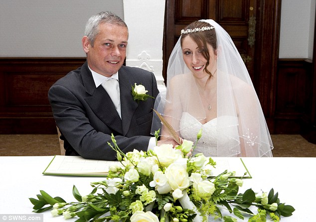 La pareja se casó en abril de 2013 en una boda blanca en las cercanías de Clevedon.