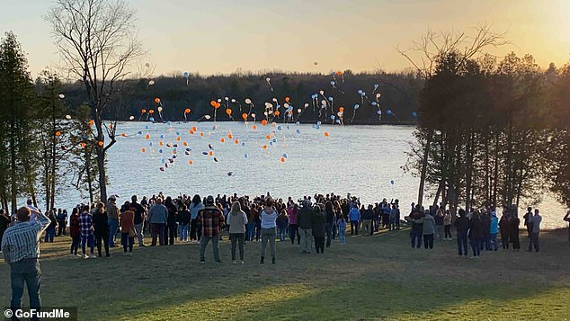 El lunes por la noche se llevó a cabo un servicio conmemorativo en Potsdam para Riley, con cientos de residentes locales reuniéndose alrededor de la familia mientras lanzaban globos al cielo.