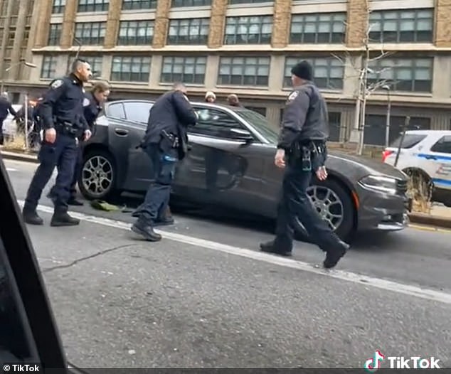 El video, que se publicó en TikTok, muestra a los policías golpeando las ventanas con porras en el Dodge Charger de la tripulación.