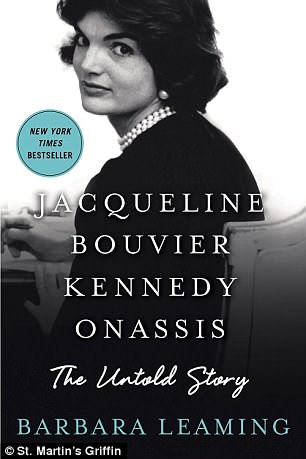 La exprofesora de estudios sociales también sostenía el libro Jacqueline Bouvier Kennedy Onassis: The Untold Story.
