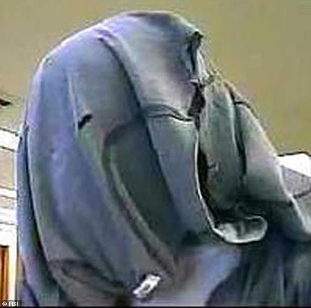Hizo otra máscara y también se hizo conocido como el Hombre Elefante Bandido (en la foto).  En un atraco, se llevó $6,396 de Whidbey Island Bank en Bothell, mientras que solo $700 de un banco de Banner.