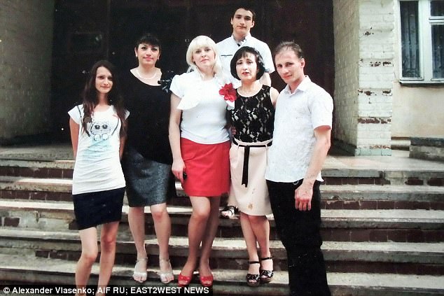 Dmitri Baksheev (primero a la derecha en la primera fila), su esposa Natalia Baksheeva (junto a Dmitri, con un top negro y una camisa blanca) y sus amigos.