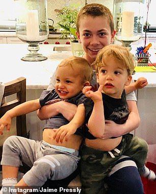 Niños más pequeños: Jaime tiene gemelos de un año (en la foto con Dezi)