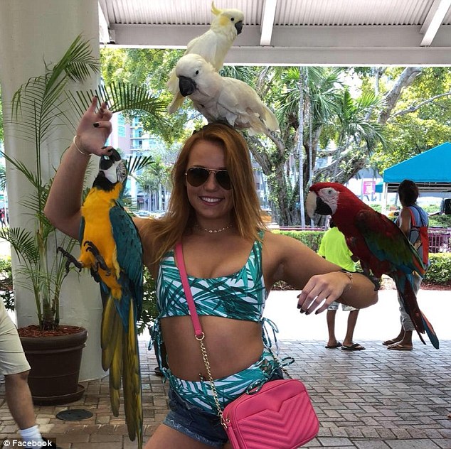 En Facebook, la foto de perfil de Reitano la muestra en un ambiente tropical, con varios pájaros de colores brillantes rodeándola, colgando de su pulgar, posada en su codo opuesto e incluso posada cómodamente sobre su cabeza.