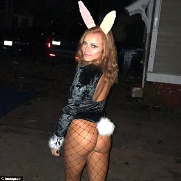 La foto de perfil de Instagram de Reitano muestra a la adolescente con medias de red y un traje de terciopelo negro arrugado, con un corte alto en la espalda, con orejas de conejo coronando su melena rizada.