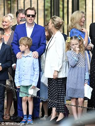 Tom Parker-Bowles y su esposa Sara estuvieron presentes con sus dos hijos en la ceremonia de hoy en Londres para conmemorar el 92 cumpleaños de la Reina.
