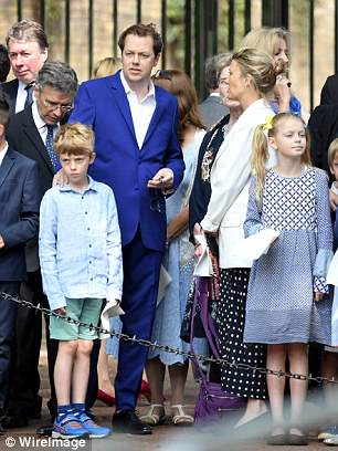 Tom Parker-Bowles y su esposa Sara estuvieron presentes con sus dos hijos en la ceremonia de hoy en Londres para conmemorar el 92 cumpleaños de la Reina.