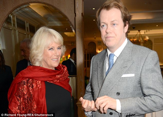 Parker-Bowles es el único hijo de la esposa del príncipe Carlos, Camilla (en la foto juntos en Londres en octubre de 2016) y su exmarido Andrew.