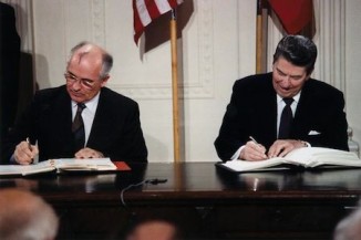 Reagan y Gorbachov firman el tratado - foto WH