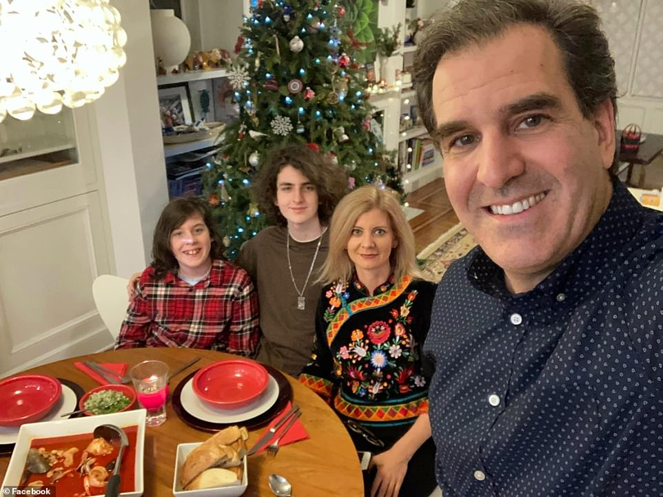 Gaal con sus hijos Jamie, 17, y Leo, 13, y su esposo Howard Klein en la Nochebuena de 2021