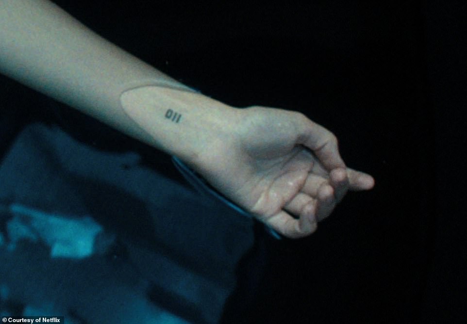 Además: Eleven tiene '011' tatuado en su muñeca, por lo que los niños en el programa secreto están identificados;  Brown como Eleven en la cuarta temporada de Stranger Things
