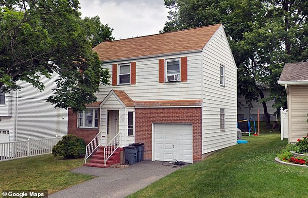 La imagen de arriba muestra la modesta casa de la familia Adler en Clifton, Nueva Jersey.
