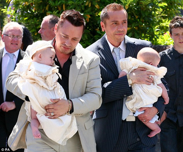 Barrie y Tony (en la foto a la derecha) se ven en 2010 con sus mellizos Jasper y Dallas después de un servicio de bautizo en Danbury, Essex.