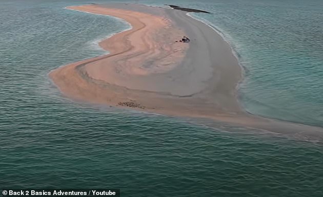 El destino de la pareja era un pequeño cayo de arena (en la foto) en el océano entre Australia e Indonesia para encontrar 
