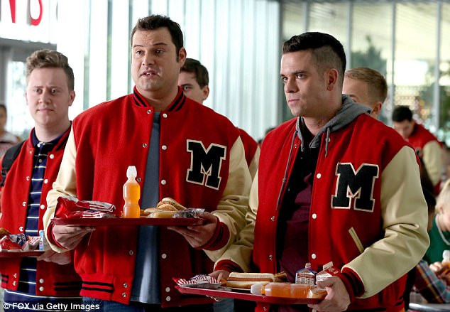 Salling encontró la fama en el exitoso programa para adolescentes Glee (en la foto, de izquierda a derecha: Max Adler como Dave (centro) y Salling como Puck en Glee en marzo de 2015)